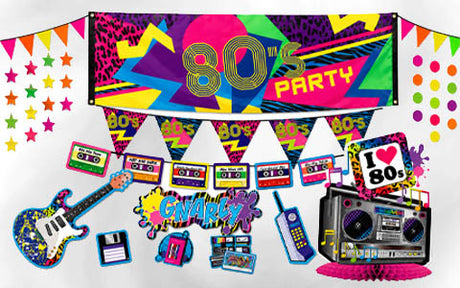 Farbenfrohe Partydekoration im 80er-Jahre-Stil mit einem Banner, Kassetten, einer E-Gitarre, einer Boombox, einer Diskette, einem klobigen Handy und Sternen, geprägt von leuchtenden Neonfarben und auffälligen Grafiken.