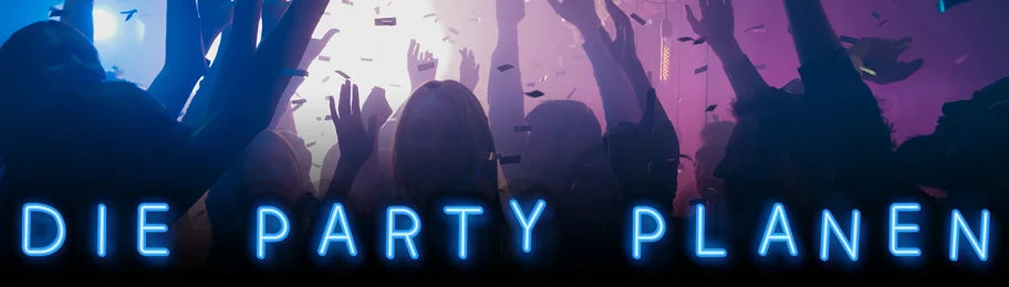 Eine Menschenmenge mit erhobenen Händen auf einer Party, herabfallendes Konfetti und im Vordergrund der Neonschriftzug „DIE PARTY PLANEN“.