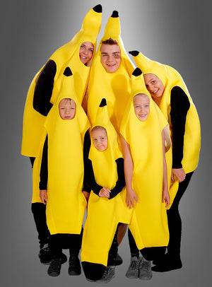Sechs Menschen unterschiedlichen Alters stehen gemeinsam vor einem grauen Hintergrund, jeder von ihnen trägt das leuchtend gelbe „Bananenkostüm für Kinder“.
