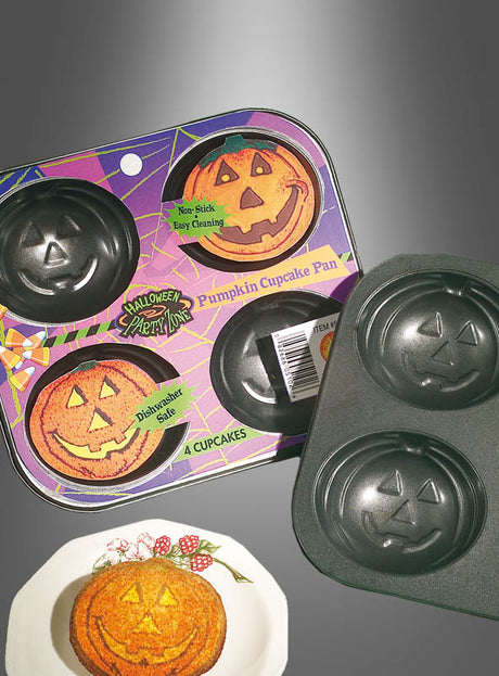 Zwei Backformen in Kürbisform mit der Aufschrift „Kuchen oder Muffin Backform Halloween“ – eine davon noch in der Verpackung – und eine frisch gebackene Leckerei in Kürbisform, präsentiert auf einem Teller mit Blumenmuster, sorgen für eine bezaubernde Präsentation Ihrer Backformen zum Thema Halloween.