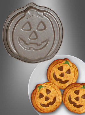 Eine Kuchen- oder Muffin-Backform zum Thema Halloween in Form eines Kürbisses, ideal für festliches Backen, ist neben drei kürbisförmigen Kuchen mit geschnitzten Gesichtern auf einem weißen Teller abgebildet.