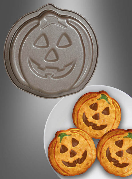 Eine Kuchen- oder Muffin-Backform zum Thema Halloween in Form eines Kürbisses, ideal für festliches Backen, ist neben drei kürbisförmigen Kuchen mit geschnitzten Gesichtern auf einem weißen Teller abgebildet.