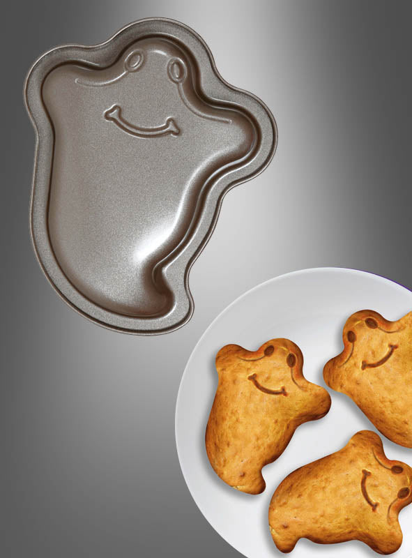 Auf grauem Hintergrund sind eine Kuchen- oder Muffin-Backform mit Halloween-Motiv und ein Teller mit drei geisterförmigen Kuchen zu sehen, die jeweils mit einem lächelnden Gesicht verziert sind.