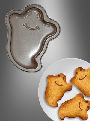 Auf grauem Hintergrund sind eine Kuchen- oder Muffin-Backform mit Halloween-Motiv und ein Teller mit drei geisterförmigen Kuchen zu sehen, die jeweils mit einem lächelnden Gesicht verziert sind.