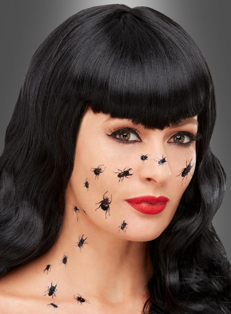 Eine Frau mit langen schwarzen Haaren und rotem Lippenstift hat realistisch wirkende, schaurige kleine Käfer als Tattoos im Gesicht und am Hals vor einem grauen Hintergrund, was eine eindrucksvolle Halloween-Illusion erzeugt.