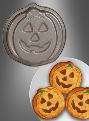 Eine Kuchen- oder Muffin-Backform zum Thema Halloween mit einem Jack-o'-Lantern-Motiv ist über einem Teller zu sehen, auf dem drei kürbisförmige Backwaren liegen – ideal, um mit Ihrer Lieblings-Backform festliche Halloween-Desserts zuzubereiten.