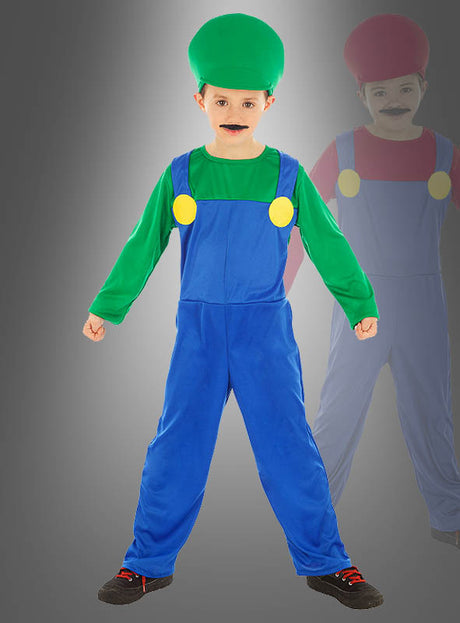 Ein Kind im „Grüner Klempner“-Kinderkostüm – bestehend aus einem grünen Hut, einem grünen Hemd und einer blauen Latzhose – steht mit geballten Fäusten da, während hinter ihm ein verblasstes rotes Gegenstück erscheint.