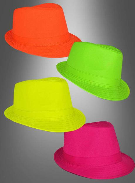 Vier Fedora-Hüte der Marke „Schriller Party Hut 80er Neonfarben“ in den Farben Orange, Grün, Gelb und Pink werden vor einem grauen Hintergrund mit Farbverlauf präsentiert und sind damit das perfekte Accessoire für Ihre nächste 80er-Jahre-Party.