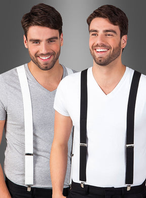 Zwei lächelnde Männer mit kurzen braunen Haaren und Bärten, beide in T-Shirts mit V-Ausschnitt und modischen Hosenträgern – der eine in Schwarz, der andere in Weiß.