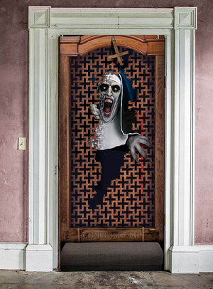 Ein gruseliges Halloween-Türposter (179 x 80 cm) mit dem Motiv einer gespenstischen Nonne oder einer Treppe – ideal, um als Halloween-Dekoration an Ihrer Tür eine unheimliche Atmosphäre zu schaffen.