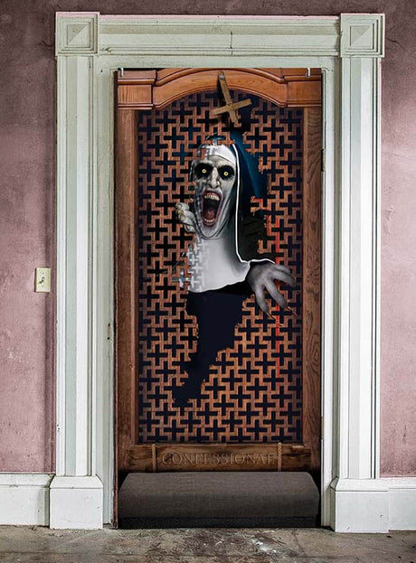 Ein gruseliges Halloween-Türposter (179 x 80 cm) mit dem Motiv einer gespenstischen Nonne oder einer Treppe – ideal, um als Halloween-Dekoration an Ihrer Tür eine unheimliche Atmosphäre zu schaffen.