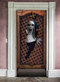 Ein gruseliges Halloween-Türposter (179 x 80 cm) mit dem Motiv einer gespenstischen Nonne oder einer Treppe – ideal, um als Halloween-Dekoration an Ihrer Tür eine unheimliche Atmosphäre zu schaffen.
