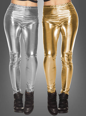 Zwei Personen tragen die Glanz-Leggings in verschiedenen Farben – eine in Silber, eine in Gold –, kombiniert mit schwarzen High-Top-Sneakern, und stehen vor einem grauen Hintergrund: das ultimative 80er-Jahre-Outfit.
