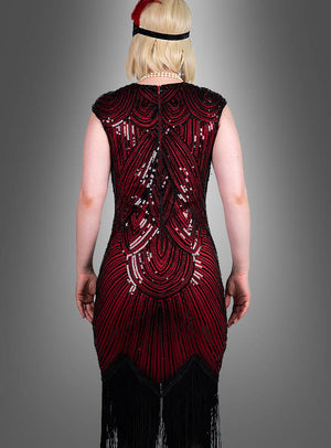 Eine Person steht mit dem Rücken zur Kamera und trägt das „Hochwertiges Gatsby Kleid Daisy“ – ein rot-schwarzes Flapper-Kleid mit Pailletten, das von Kleidern der 20er Jahre inspiriert ist – mit schwarzen Fransen am Saum, dazu eine Perlenkette und ein schwarzes Stirnband, das mit einer roten Feder verziert ist; das Ganze vor einem grauen Hintergrund.