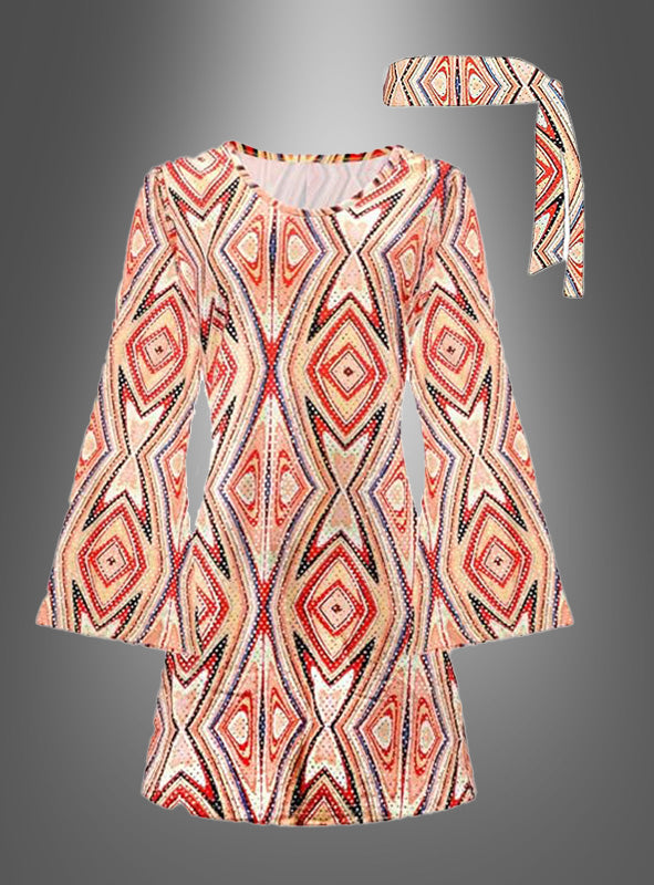 Das Paillettenkleid „Disco Outfit orange“ – ein langärmeliges, knielanges Kleid mit einem auffälligen orangefarbenen Paillettenmuster, das den legendären Stil der 70er Jahre widerspiegelt – wird mit einem passenden Stoffgürtel vor einem grauen Hintergrund mit Farbverlauf gezeigt.