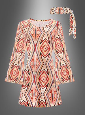 Das Paillettenkleid „Disco Outfit orange“ – ein langärmeliges, knielanges Kleid mit einem auffälligen orangefarbenen Paillettenmuster, das den legendären Stil der 70er Jahre widerspiegelt – wird mit einem passenden Stoffgürtel vor einem grauen Hintergrund mit Farbverlauf gezeigt.