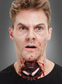 Ein Mann mit schockiertem Gesichtsausdruck präsentiert die „Kehlkopf Latex Halswunde mit Kleber“ an seinem Hals, wobei künstliche Zähne und Blut für einen grausigen Horror- oder Zombie-Effekt zum Vorschein kommen. Die lebensechte Wunde, kombiniert mit fachmännisch aufgetragenem Halloween-Make-up, verstärkt die schaurige Wirkung und sorgt für einen unvergesslichen Look.