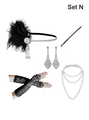 Das 5-teilige Accessoire-Set „20er Jahre“ in Silber umfasst ein Feder-Haarband, eine Zigarettenspitze, lange Handschuhe, Kronleuchter-Ohrringe und eine mehrreihige Perlenkette. Dieses silberfarbene Accessoire-Set fängt den Charme der „Roaring Twenties“ ein. In der Ecke ist „Set N“ abgebildet.
