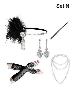 Das 5-teilige Accessoire-Set „20er Jahre“ in Silber umfasst ein Feder-Haarband, eine Zigarettenspitze, lange Handschuhe, Kronleuchter-Ohrringe und eine mehrreihige Perlenkette. Dieses silberfarbene Accessoire-Set fängt den Charme der „Roaring Twenties“ ein. In der Ecke ist „Set N“ abgebildet.