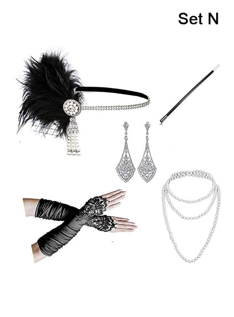 Das 5-teilige Accessoire-Set „20er Jahre“ in Silber umfasst ein Feder-Haarband, eine Zigarettenspitze, lange Handschuhe, Kronleuchter-Ohrringe und eine mehrreihige Perlenkette. Dieses silberfarbene Accessoire-Set fängt den Charme der „Roaring Twenties“ ein. In der Ecke ist „Set N“ abgebildet.