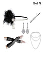 Das 5-teilige Accessoire-Set „20er Jahre“ in Silber umfasst ein Feder-Haarband, eine Zigarettenspitze, lange Handschuhe, Kronleuchter-Ohrringe und eine mehrreihige Perlenkette. Dieses silberfarbene Accessoire-Set fängt den Charme der „Roaring Twenties“ ein. In der Ecke ist „Set N“ abgebildet.
