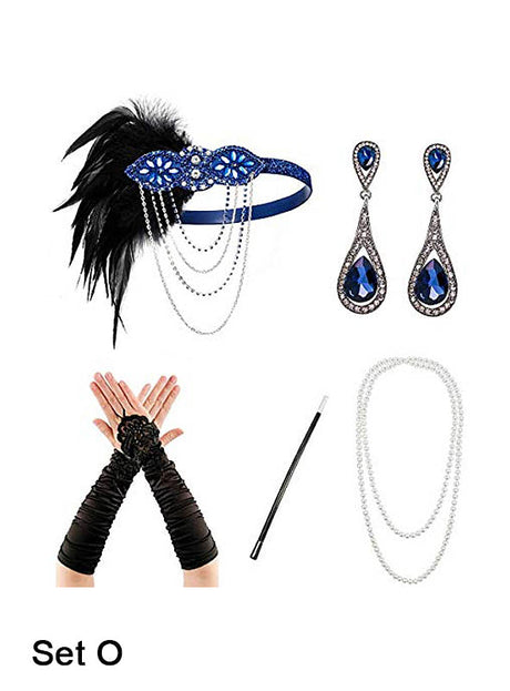 Kostüm-Set „20er-Jahre-Accessoire-Set, 5-teilig, silber“ mit einer blauen Federmaske, blauen Edelstein-Ohrringen, schwarzen langen Handschuhen, einem Zauberstab und Perlenketten – perfekt als Charleston-Accessoire oder als Teil Ihres 20er-Jahre-Looks – arrangiert auf weißem Hintergrund. Unten steht der Text „Set O“.