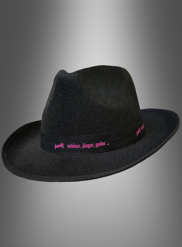 Layla-Fedora-Hut für Erwachsene mit breiter Krempe und einem Band, auf dem in pinker Schrift „schöner, jünger, geiler …“ steht, präsentiert vor einem grauen Farbverlauf als Hintergrund.
