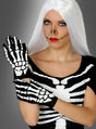 Eine Frau mit langen weißen Haaren in einem Skelettkostüm und Skelett-Handschuhen für Damen und Herren, mit Skelett-Make-up an Nase und Mund, posiert vor einem grauen Hintergrund – ein auffälliges Halloween-Kostüm, das sich perfekt für jede gruselige Feier eignet.