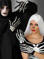 Zwei Personen tragen Kostüme und Make-up im Skelett-Stil; eine trägt eine schwarze Kapuze mit „Skelett-Handschuhen für Damen und Herren“, die andere ein Halloween-Kostüm – ein Skelettkleid mit weißem Haar und Make-up im Totenkopf-Stil, abgerundet durch gruselige Sensenmann-Accessoires.