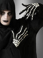 Eine Person in einem schwarzen Kapuzenmantel und mit dunklem Make-up trägt die „Skelett-Handschuhe für Damen und Herren“ und posiert mit erhobenen Händen vor einem neutralen Hintergrund – ein auffälliges Halloween-Kostüm, das durch dieses unverzichtbare Sensenmann-Accessoire perfekt abgerundet wird.
