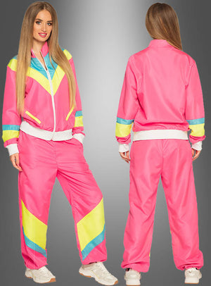 Eine Frau präsentiert den „Neon Trainingsanzug 80er Jahre“ in Rosa mit gelben, blauen und weißen Akzenten, der von vorne und von hinten vor einem grauen Hintergrund mit Farbverlauf gezeigt wird und so einen authentischen Retro-Trainingsanzug-Look der 80er Jahre vermittelt.