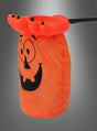 Sammelbeutel am Stab Halloween: Ein orangefarbener Halloween-Süßigkeitbeutel mit einem lächelnden Kürbisgesicht und einem Griff in Form einer orangefarbenen Klaue mit schwarzen Spitzen, ideal zum Sammeln von Süßigkeiten an Halloween, vor einem grau verlaufenden Hintergrund.