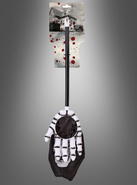 Eine Neuheit: der „Sammelbeutel am Stab Halloween“ mit einer Skelett-Greifhand und einem schwarzen Griff, präsentiert in einer Verpackung mit roten Spritzern und einer Hausillustration – ideal zum Sammeln von Süßigkeiten oder um Ihrem Halloween-Beutel einen gruseligen Touch zu verleihen.