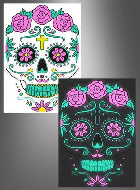Dieses Set mit dem „UV Tag der Toten“-Tattoo enthält zwei Illustrationen von Zuckerschädeln, die mit Blumen und einem Kreuz verziert sind: eine in leuchtenden Farben auf weißem Hintergrund und eine in Neonfarben auf schwarzem Hintergrund. Diese Motive eignen sich ideal als Dekoration für Halloween-Partys oder als Inspiration für Gesichtstattoos und verkörpern mit ihren auffälligen UV-Elementen die pulsierende Energie des Dia de los Muertos.