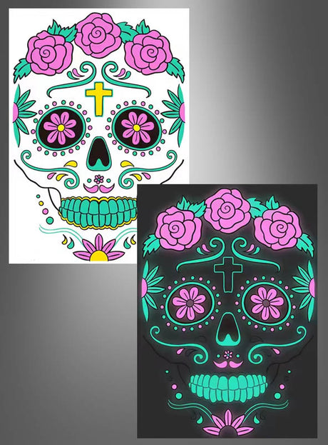 Dieses Set mit dem „UV Tag der Toten“-Tattoo enthält zwei Illustrationen von Zuckerschädeln, die mit Blumen und einem Kreuz verziert sind: eine in leuchtenden Farben auf weißem Hintergrund und eine in Neonfarben auf schwarzem Hintergrund. Diese Motive eignen sich ideal als Dekoration für Halloween-Partys oder als Inspiration für Gesichtstattoos und verkörpern mit ihren auffälligen UV-Elementen die pulsierende Energie des Dia de los Muertos.