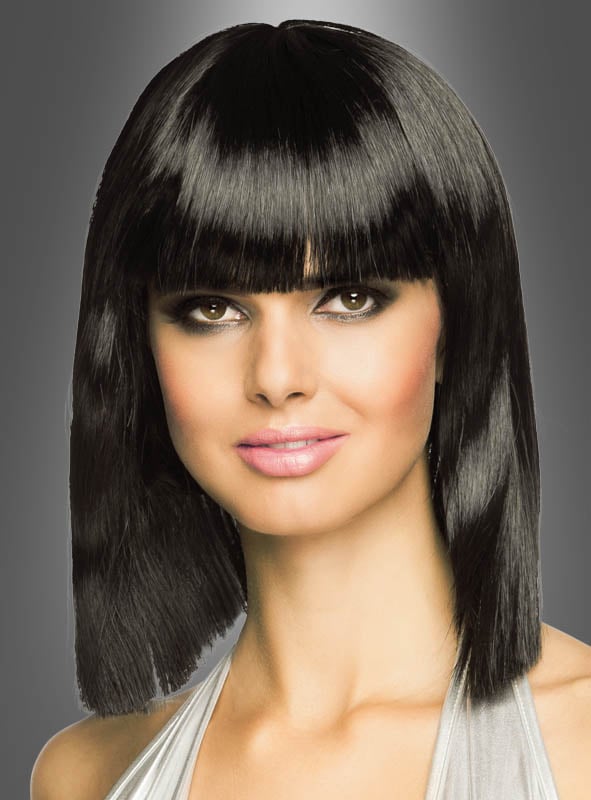 Eine Frau mit glattem, pechschwarzem Haar in einem markanten Bob-Schnitt trägt die „Schulterlange Perücke glatt mit Pony“, ist dezent geschminkt und trägt ein silbernes Neckholder-Top; sie posiert vor einem grauen Hintergrund mit Farbverlauf.