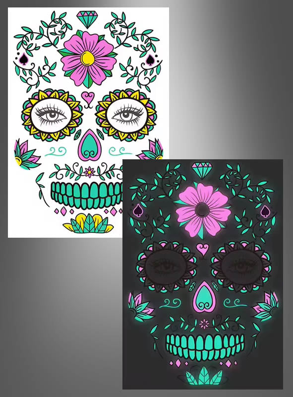 Mit zwei stilisierten Zuckerschädel-Illustrationen – eine vor weißem Hintergrund, die andere vor schwarzem –, verziert mit leuchtenden Blumen und geometrischen Akzenten, eignet sich dieses Design ideal, um deiner Halloween-Party einen festlichen Touch zu verleihen oder dich für dein UV-Tattoo zum Tag der Toten zu inspirieren.