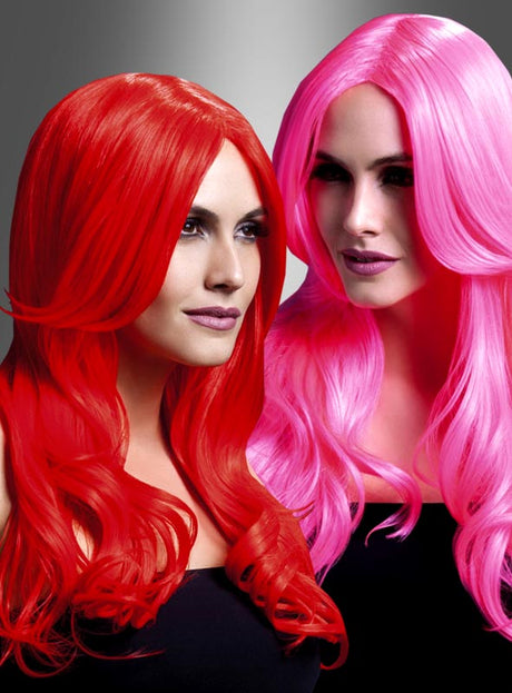 Zwei Frauen mit langen, welligen Haaren – die eine trägt die Khloe-Langhaarperücke in leuchtendem Rot, die andere in knalligem Pink – posieren vor einem grauen Hintergrund mit Farbverlauf und verkörpern damit die ausgelassene Stimmung einer 80er-Party.