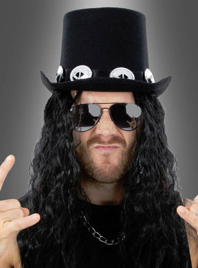 Diese Person trägt den „Rockstar-Zylinder mit Haaren & Brille“ – einen schwarzen Zylinder mit daran befestigten langen, lockigen schwarzen Haaren und einer Sonnenbrille, ergänzt durch eine Kettenhalskette, und macht dabei eine Rocker-Handgeste.