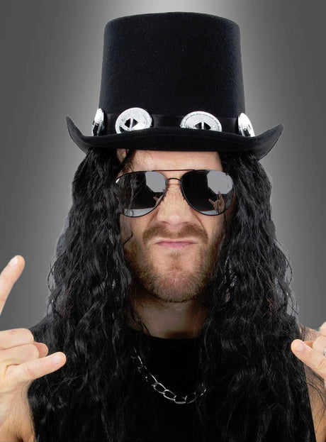 Diese Person trägt den „Rockstar-Zylinder mit Haaren & Brille“ – einen schwarzen Zylinder mit daran befestigten langen, lockigen schwarzen Haaren und einer Sonnenbrille, ergänzt durch eine Kettenhalskette, und macht dabei eine Rocker-Handgeste.