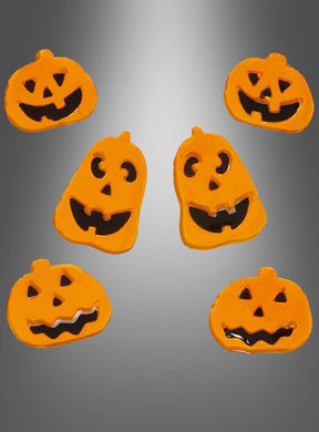 Sechs orangefarbene Plastikkürbisse mit schwarzen, ausgeschnittenen Gesichtern, die Teil der Kollektion „Halloween-Fensterdekoration aus Gel-Kürbis oder Totenkopf“ sind, sind vor einem grauen Hintergrund mit Farbverlauf angeordnet – ideal für die Fensterdekoration oder als Halloween-Dekoration.