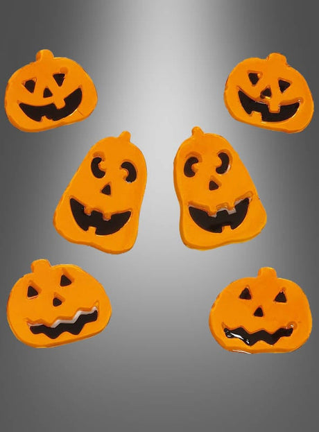 Sechs orangefarbene Plastikkürbisse mit schwarzen, ausgeschnittenen Gesichtern, die Teil der Kollektion „Halloween-Fensterdekoration aus Gel-Kürbis oder Totenkopf“ sind, sind vor einem grauen Hintergrund mit Farbverlauf angeordnet – ideal für die Fensterdekoration oder als Halloween-Dekoration.