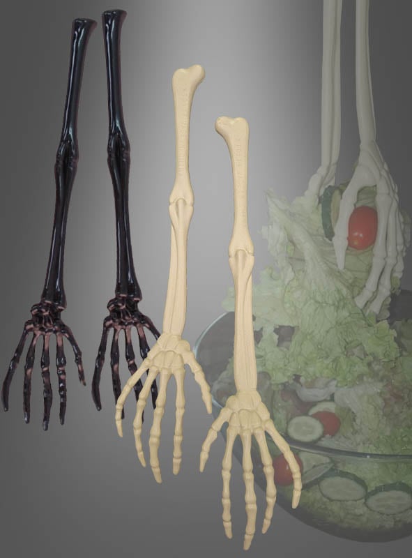 Zwei Paare des Salatbestecks „Skeletthände“ – eines in Schwarz und eines in Beige – sind auf grauem Hintergrund angeordnet, wobei im Hintergrund ein dezentes Bild zu sehen ist, das diese einzigartigen Salatbesteck-Skeletthände im Einsatz zeigt. Das Salatbesteck „Skeletthände“ eignet sich perfekt für Halloween und verleiht jeder Tischdekoration einen gruseligen Touch.