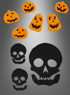 Vier orangefarbene Kürbis-Gel-Figuren und vier schwarze Totenkopf-Gel-Figuren aus der Halloween-Fensterdekoration der Gel-Kürbis- oder Totenkopf-Kollektion sind auf einem grauen Hintergrund angeordnet und sorgen für die perfekte Fensterdekoration zu Halloween.