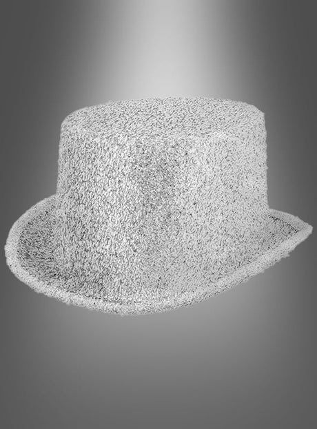 Ein strukturierter Glitzer-Zylinderhut in Silber oder Gold ist mittig auf einem glatten grauen Hintergrund mit Farbverlauf platziert und ist damit ein auffälliges Accessoire für jedes Showtanz-Outfit oder Karnevalskostüm.