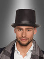 Ein Mann mit kurzem Bart trägt einen klassischen schwarzen Zylinder und einen karierten Frack über einem weißen Hemd und steht vor einem grau verlaufenden Hintergrund – ein Outfit, das perfekt für alle ist, die auf der Suche nach eleganten Karnevalskostümen sind.