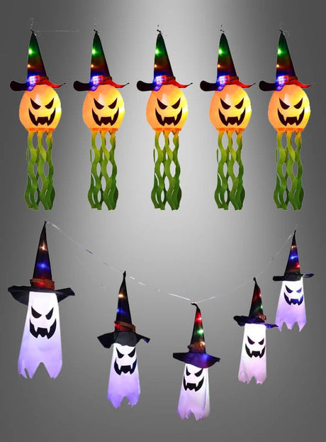 Die Halloween-Girlande 280 cm mit LED-Kürbis oder Gespenst besteht aus einer Lichterkette mit Kürbisfiguren, die Hexenhüte tragen und mit grünen Luftschlangen verziert sind, sowie Gespensterfiguren, die ebenfalls Hexenhüte tragen und leuchtende Gesichter haben. Vor einem grauen Hintergrund aufgehängt, sorgt diese festliche Girlande mit ihrer LED-Lichterkette, die einen zauberhaften Schein verströmt, für eine bezaubernde Halloween-Dekoration.