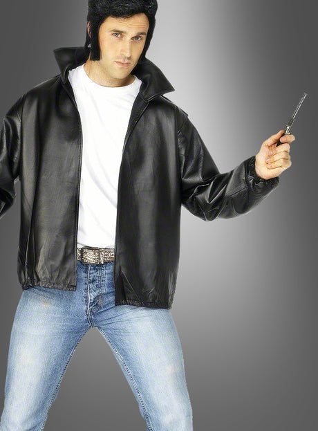 Ein Mann in schwarzer Lederjacke, weißem T-Shirt und Jeans hält vor einem grau verlaufenden Hintergrund in einer Hand ein Klappmesser „Kamm Teddy Boy“ im 50er-Jahre-Stil – ein unverzichtbares Accessoire für jede Rock-’n’-Roll-Party im Stil der 50er Jahre.