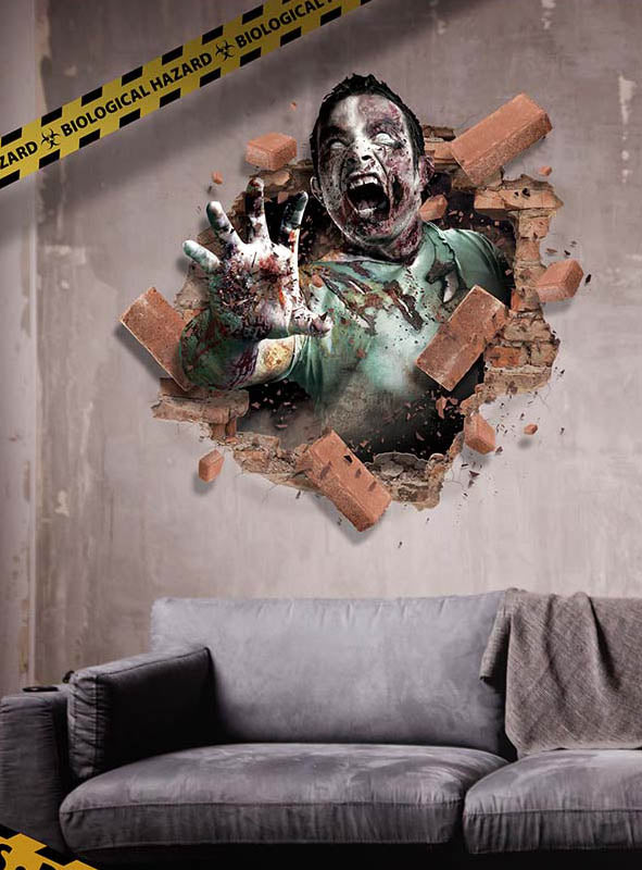 Ein Zombie bricht durch eine Backsteinwand über einer grauen Couch im Wohnzimmer, in dessen Ecke ein „Biological Hazard“-Band zu sehen ist – eine auffällige Halloween-Dekoration mit dem „Großen Wandbild 70 x 80 cm Halloween-Deko“, perfekt als Horror-Wandaufkleber und selbstklebendes Wandbild für eine wahrhaft gruselige Atmosphäre.