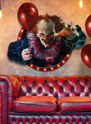 Ein bedrohlicher Clown taucht aus einem runden Rahmen an der Wand über einem roten Ledersofa auf, umgeben von roten Luftballons – dieses „Großes Wandbild 70 x 80 cm Halloween-Deko“ ist eine unvergessliche und gruselige selbstklebende Wandtapete, perfekt für alle, die nach einer wirklich furchterregenden Halloween-Dekoration für ihre Räumlichkeiten suchen.
